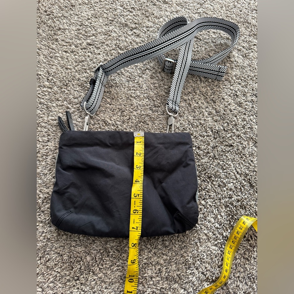 Lululemon Hip To Be Free Bag - Rare Sage Green and Black! - Picture 8 of 9